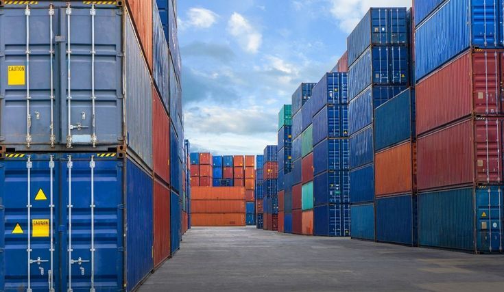 Conteneurs maritimes 20 et 40 pieds empilés sur un terminal portuaire